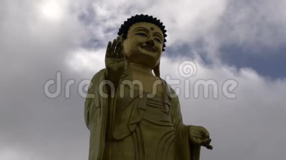 蒙古乌兰巴托的金色佛像从云层中消失视频的预览图