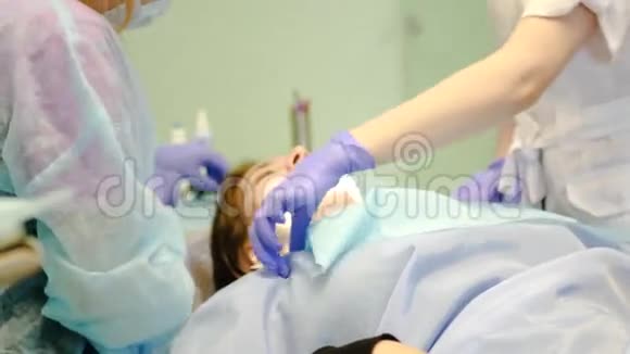 女病人躺在接待处的专用椅子上口腔科医生检查牙齿4k3840x2160视频的预览图