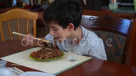 男孩用筷子吃荞面4k慢镜头拍摄视频的预览图