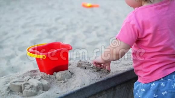 幼儿的手在户外玩动态沙儿童造型生活方式和夏季理念视频的预览图