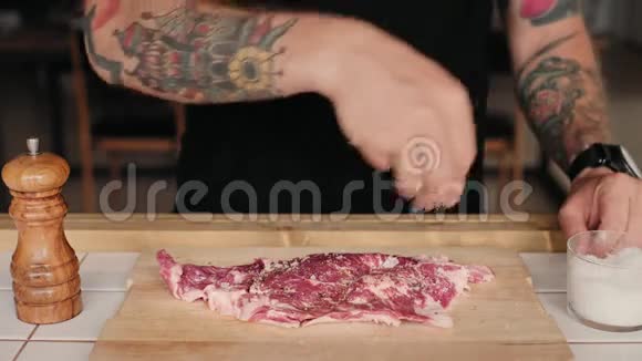 男人用香料腌制新鲜牛排视频的预览图