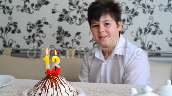 那男孩在蛋糕上拿出13号蜡烛视频的预览图