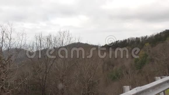 佐治亚州堡山公园去堡山途中的一个俯瞰全景的平底锅视频的预览图