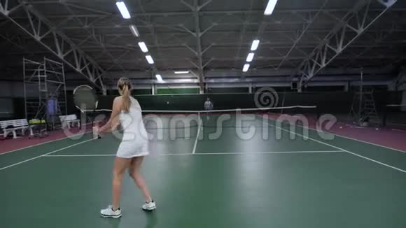 打网球漂亮的女运动员打网球视频的预览图