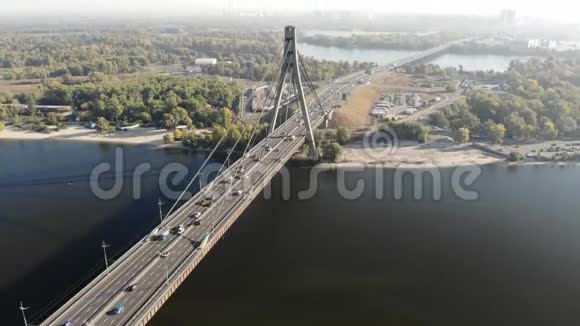乌克兰基辅Dnieper河对面Moskovsky桥的鸟瞰图视频的预览图