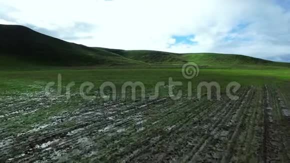 绿山附近被泥土覆盖的地面视频的预览图