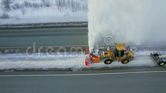 清除积雪积雪吹雪机降雪冬天道路公路上的特殊车辆凉爽视频的预览图