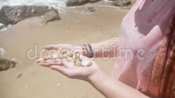 女孩贝壳海洋宝藏4k视频的预览图