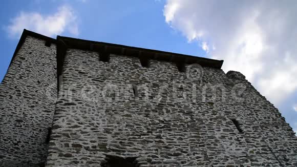 岩石堡垒和多云的天空以上Vrsac城堡中世纪堡垒在塞尔维亚2017年5月20日视频的预览图