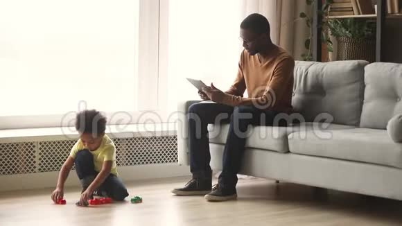 非洲父子花时间在客厅里视频的预览图