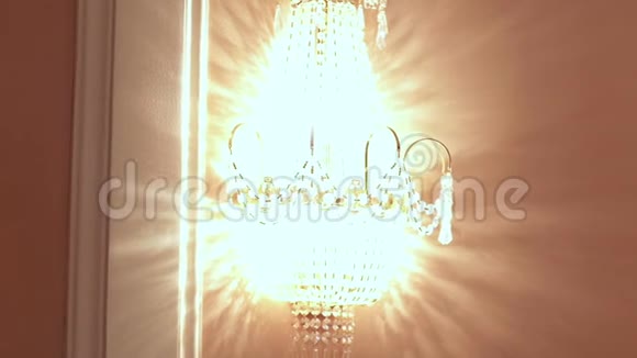 闪闪发光的水晶天花板挂在墙上水晶吊灯视频的预览图