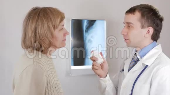 一个年轻的男医生开处方给一个年老的女人吃药一个人告诉如何吃药视频的预览图