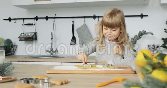 小女孩在烤可爱的小女儿准备圣诞饼干视频的预览图