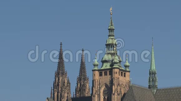布拉格城堡到布拉格桥塔的缩小视频的预览图