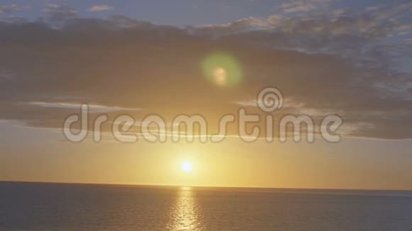 温暖的海洋太阳云天空视频的预览图