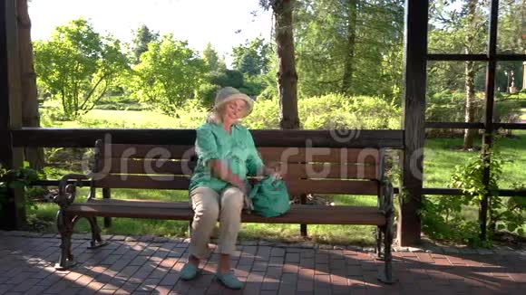 老年妇女抱着她的胃视频的预览图