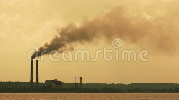 工业烟囱烟雾视频的预览图