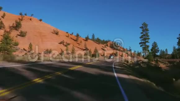 犹他州乡村公路上美丽的风景红峡谷视频的预览图