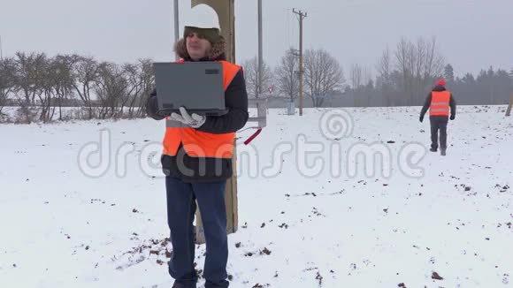 冬季高压线下电工视频的预览图