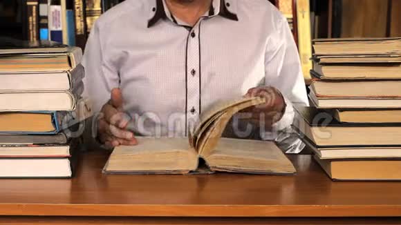 一个人翻阅一本书视频的预览图
