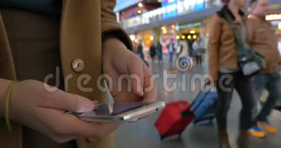 女性在车站使用手机视频的预览图