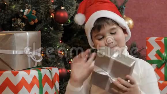 小男孩摇着圣诞礼盒视频的预览图