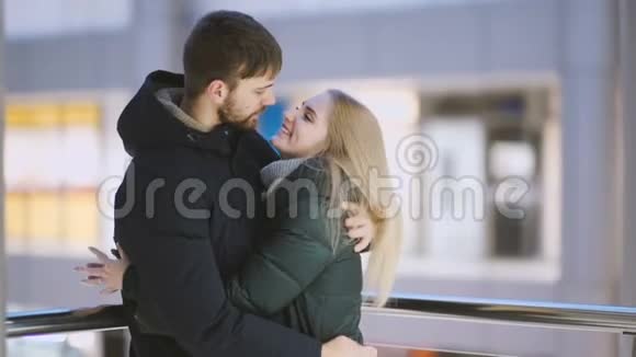 年轻有魅力的夫妻在购物中心玩得开心视频的预览图