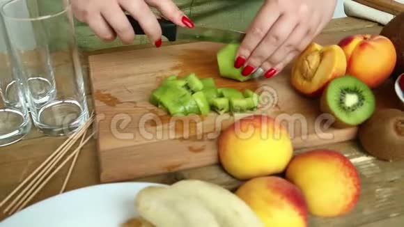 女人用一个桃子做水果沙拉视频的预览图