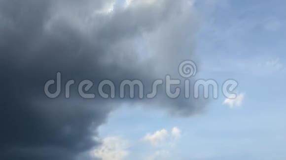 快速移动的暗暴云的时间流逝用长焦镜头拍摄视频的预览图