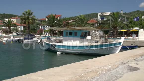 希腊塔索斯斯卡拉卡里拉奇港渔船视频的预览图