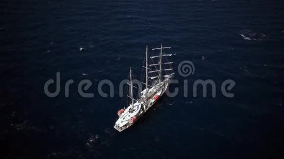 风平浪静的帆船在海上航行视频的预览图