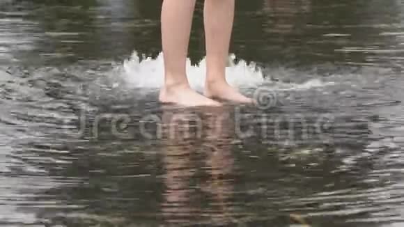 小女孩光着脚在喷泉上散步视频的预览图