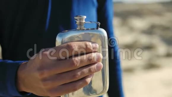 疲倦的人喝着烧瓶里最后一滴水视频的预览图