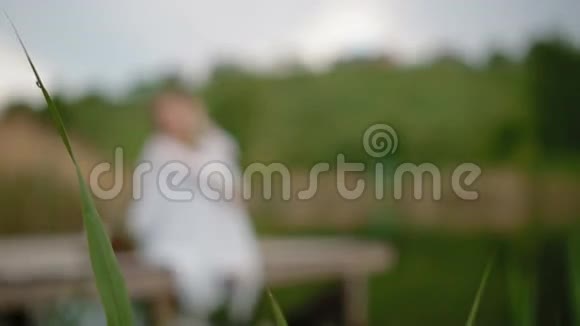 坐在木墩上的年轻女子视频的预览图