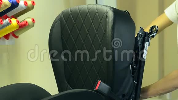 主人在汽车座椅上穿黑色皮套视频的预览图