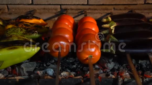 烤架上有蔬菜的热串茄子西红柿和甜椒在煤上炒视频的预览图
