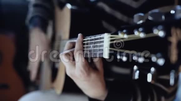 弹吉他的人在弹吉他视频的预览图