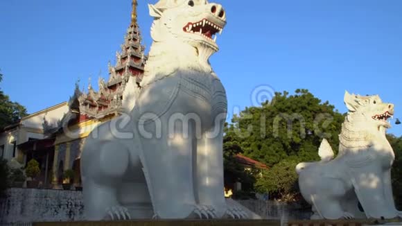 缅甸的巨型狮子护卫雕像视频的预览图