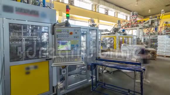 一家生产塑料罐的工厂时间推移过高工厂里的传送带视频的预览图