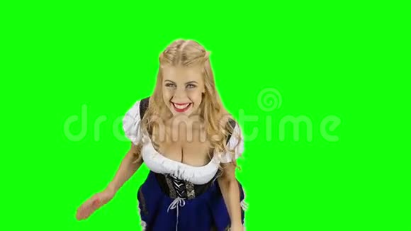 穿着巴伐利亚服装的女孩高兴地跳跃和鼓掌绿色屏幕慢动作视频的预览图