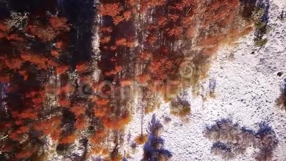 日出时一座雪山的无人机镜头视频的预览图