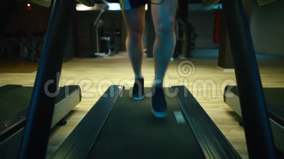 穿着运动鞋的男腿在轨道模拟器上奔跑视频的预览图
