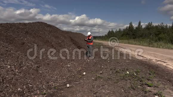 工程师在泥炭堆附近写作视频的预览图