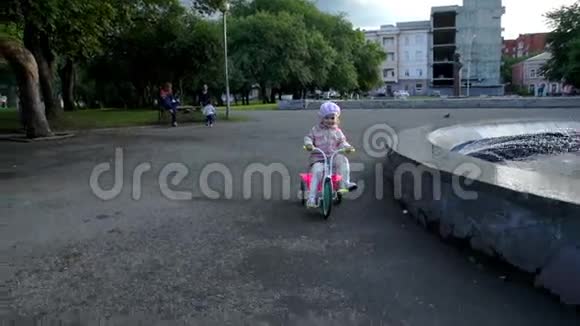 儿童三轮车粉红色视频的预览图