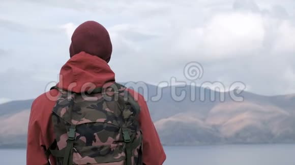 一个人在山和湖的背面视频的预览图