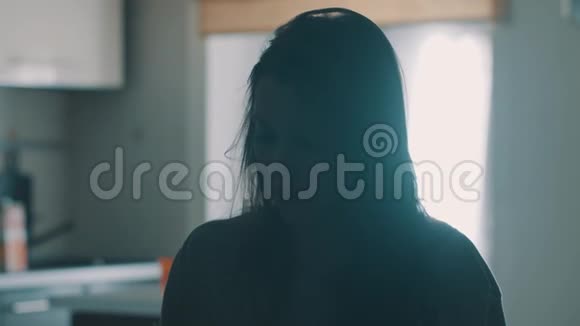 一个年轻有趣的白种人黑发女孩早上吹起脸颊举起架子视频的预览图