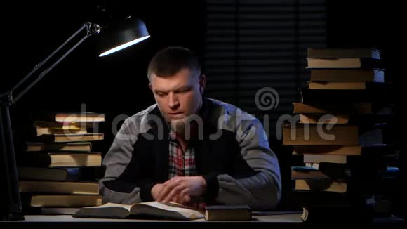 男人坐在桌子旁看书找到信息快乐黑色背景视频的预览图