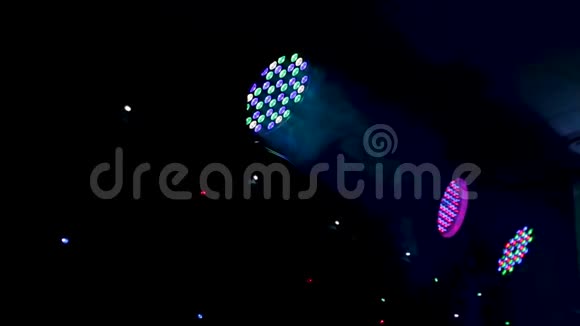 迪斯科灯和表演关于娱乐和聚会的概念气球和烟雾视频的预览图