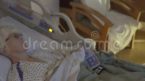 住院病床上抑郁的老年妇女潘视频的预览图