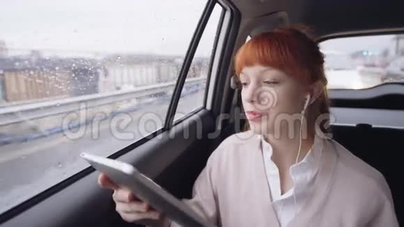 在车里的女人有一个很好的Skype对话视频的预览图